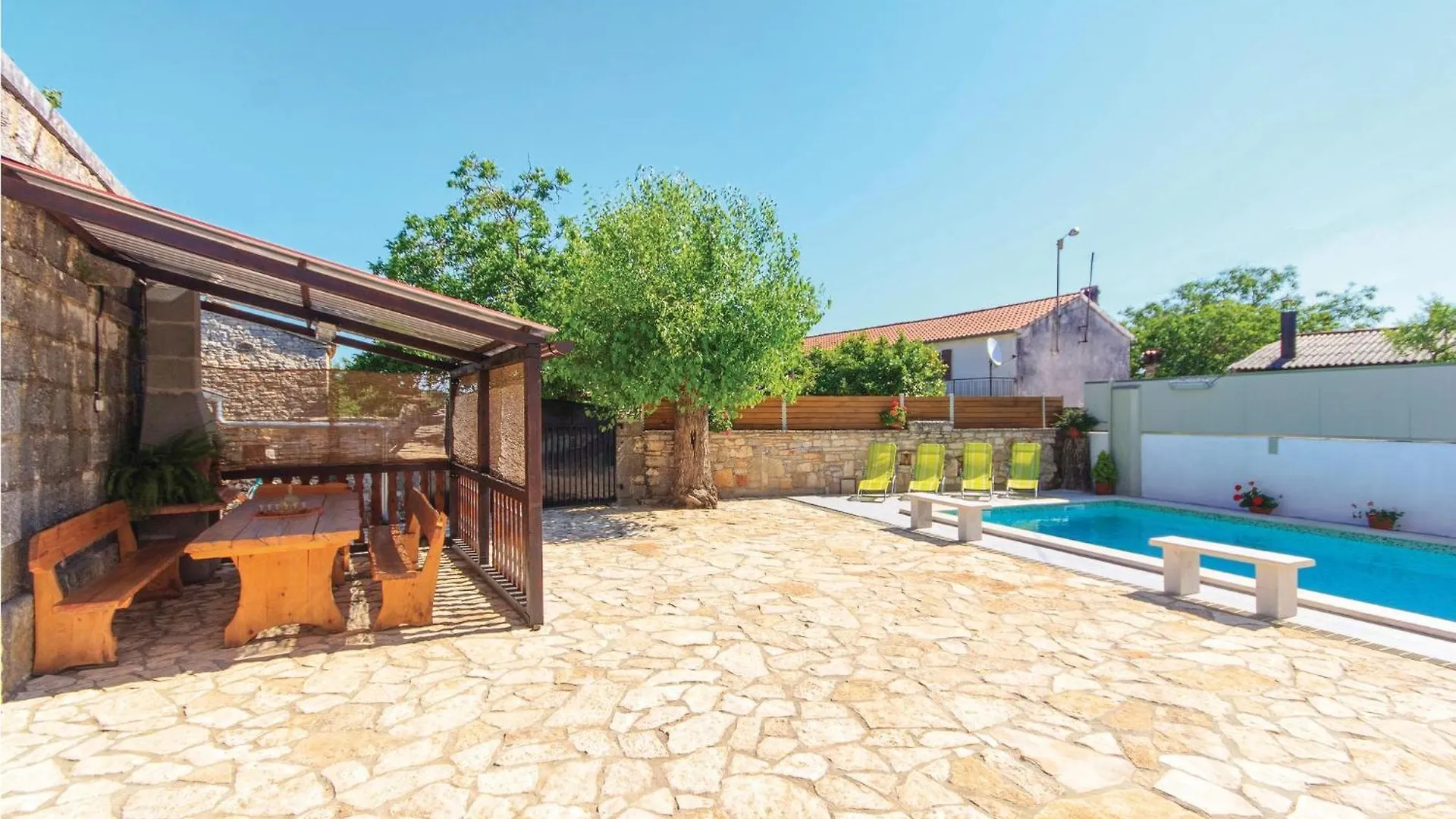 Beautiful Home In Stifanici With Kitchen
